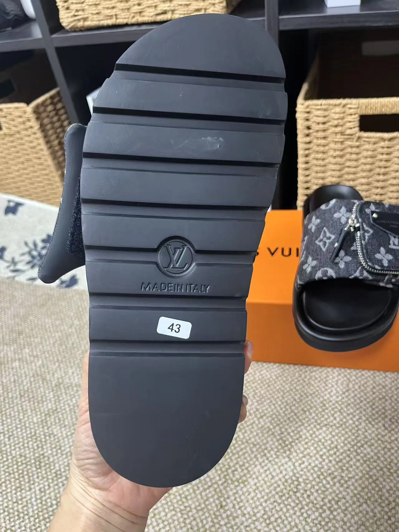P380 yuan LV Louis Vuitton Full of high-end feel! A popular model among bloggers at home and abroad, it’s retro and fashionable, and looks stunning on your feet! Mainly recommended model on the official website★ ━━━━━ ЅᏇєєt ━━━━━ ▪️Upper: original calfskin ➕5D printing process ▪️Inner: imported mixed sheepskin ▪️Outsole: original molded foam outsole ▪️Size: Female 35-40 Men's 39-44 (women's 41 men's 45)